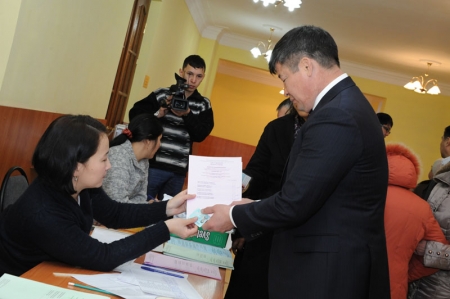 Даулет Турлыханов проголосовал на одном из избирательных участков Семея(+ФОТО)