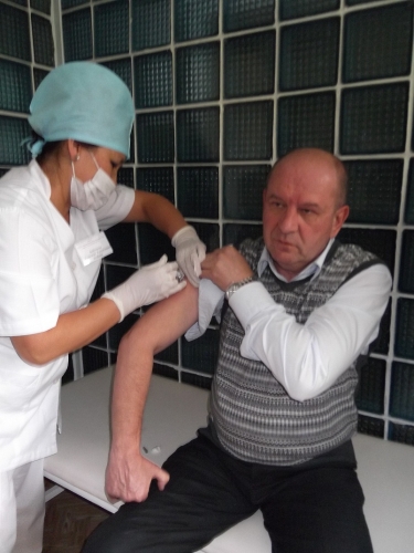 (+Фото) Вакцинацию против гриппа начали себя государственные служащие