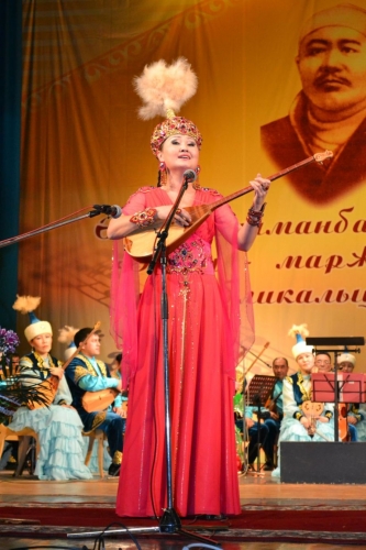 (+Фото) В Семее прошел итоговый гала-концерт республиканского смотра  исполнителей традиционной песни имени Асета Найманбаева  «Інжу-маржан» 
