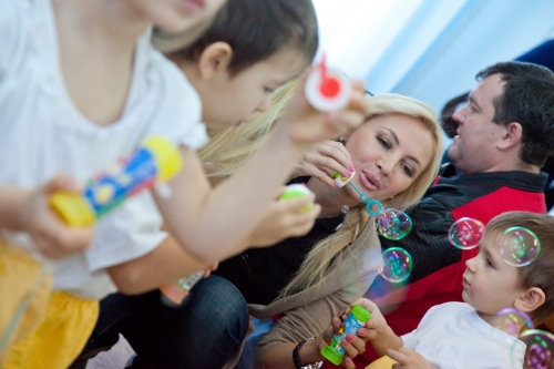 (+Фото) Жены игроков «Казцинк-Торпедо» посетили детский дом