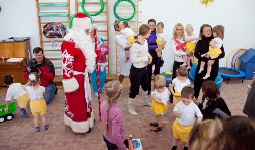 (+Фото) Жены игроков «Казцинк-Торпедо» посетили детский дом