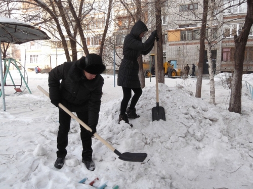 (+Фото) В Усть-Каменогорске прошел зимний субботник