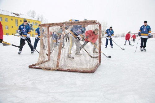 (+Фото) Матч на открытом льду