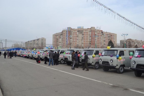 (+Фото) Бердыбек Сапарбаев вручил ключи от 18 санитарных автомашин лечебно-профилактическим учреждениям региона