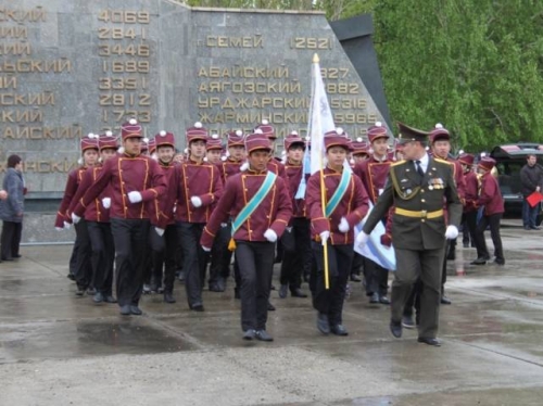 (+Фото) В Усть-Каменогорске прошел парад юнармейцев, посвященный Дню Победы