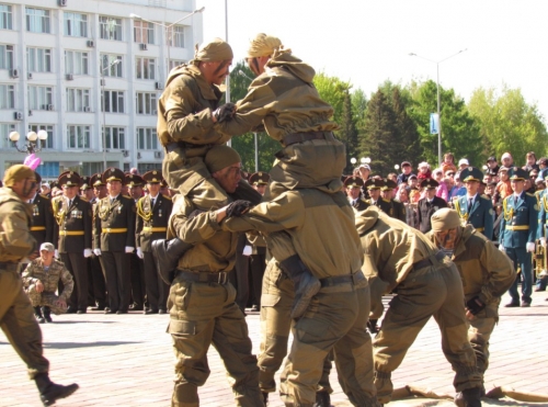 (+Фото) День защитника Отечества в Семее открыл военный парад