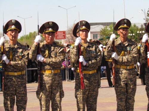 (+Фото) День защитника Отечества в Семее открыл военный парад