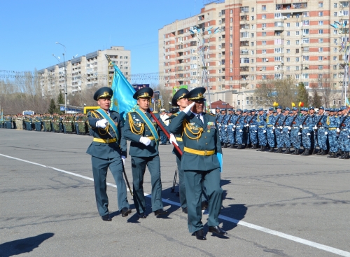 (+Фото) Торжественное вручение Боевого Знамени состоялось в Усть-Каменогорске