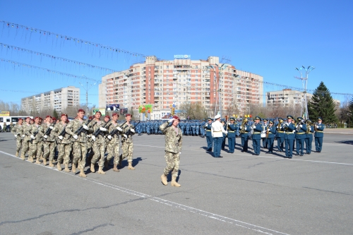 (+Фото) Торжественное вручение Боевого Знамени состоялось в Усть-Каменогорске