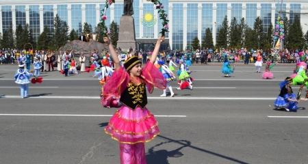 Грандиозным двухчасовым шествием встретили восточноказахстанцы праздник единства