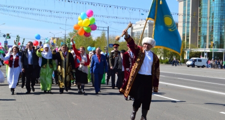 Грандиозным двухчасовым шествием встретили восточноказахстанцы праздник единства