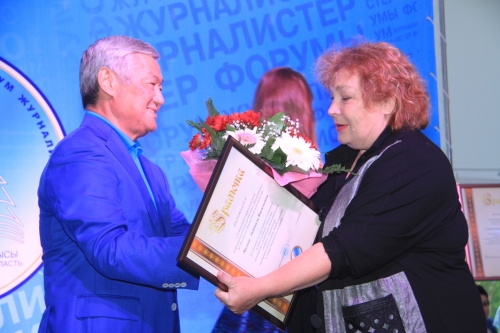 Аким ВКО вручил награды журналистам области