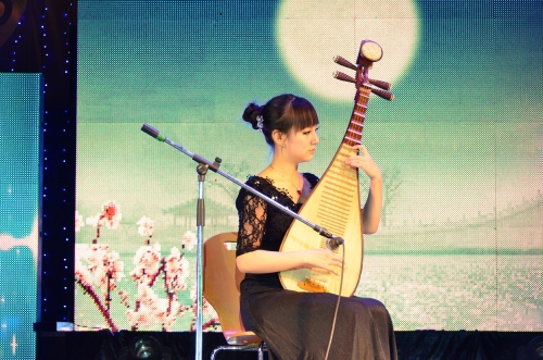(+Фото) Артисты из Китая порадовали жителей Усть-Каменогорска песнями на казахском языке