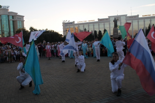 (+Фото) Города-побратимы Усть-Каменогорска выступили на сцене областного центра