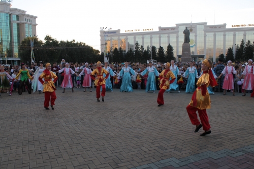 (+Фото) Города-побратимы Усть-Каменогорска выступили на сцене областного центра