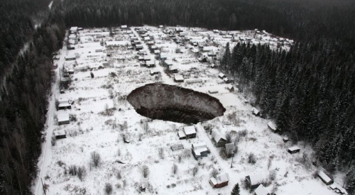 (+Фото) Гигантский провал в земле появился недалеко от Соликамска