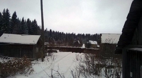 (+Фото) Гигантский провал в земле появился недалеко от Соликамска