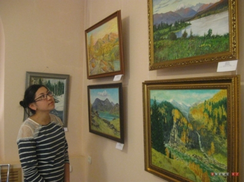 (+Фото) В Усть-Каменогорске открылась выставка художника, который пишет картины подбородком