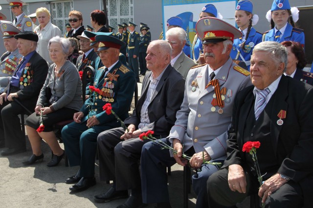 Ветераны Великой Отечественной войны и тыла присутствовали на вручении 20 молодым сотрудникам полиции ВКО первых офицерских погонов