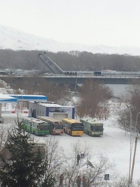 В Усть-Каменогорске рухнул мост: есть пострадавшие