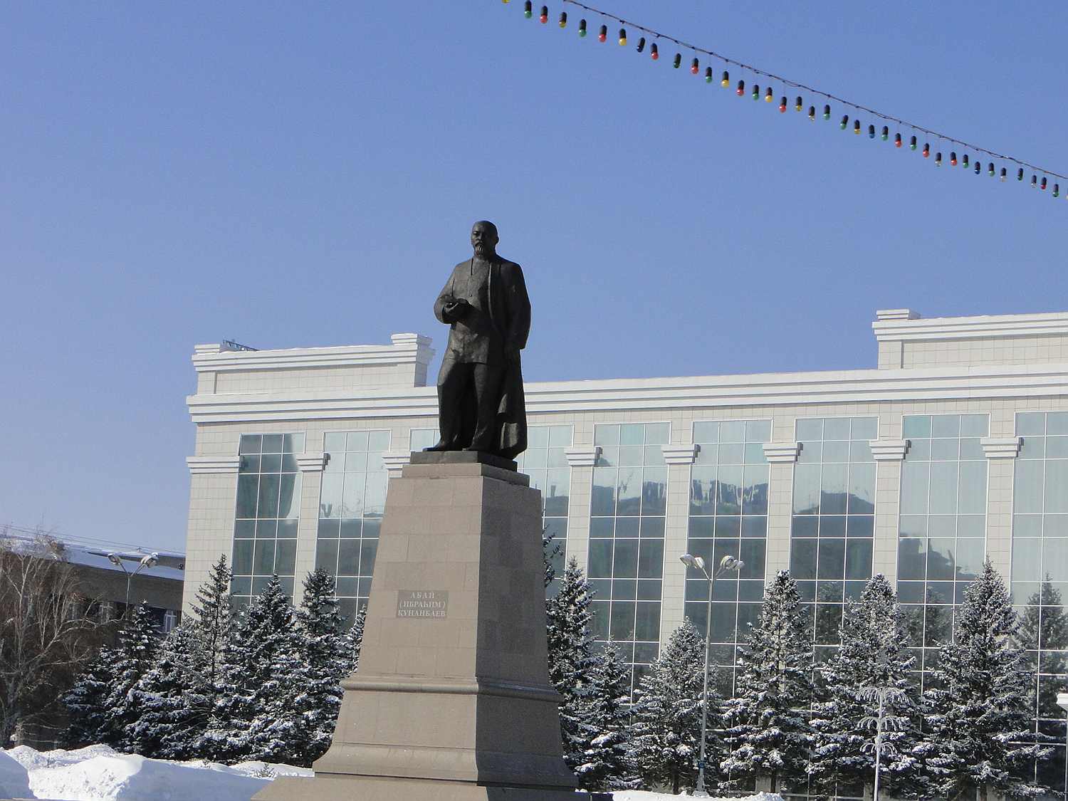 Памятник Абаю на площади Республики