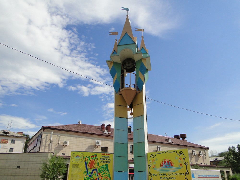 Солнечные часты у входа в парк "Металлург"